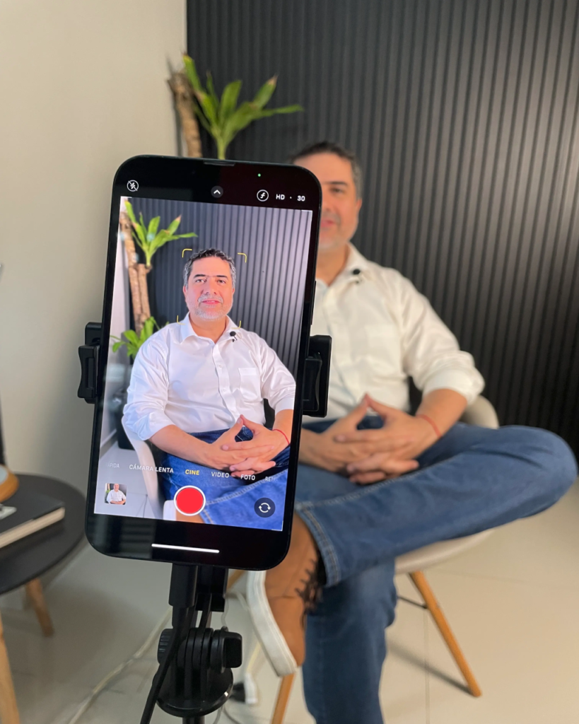 Marcelo Escalante grabando contenido